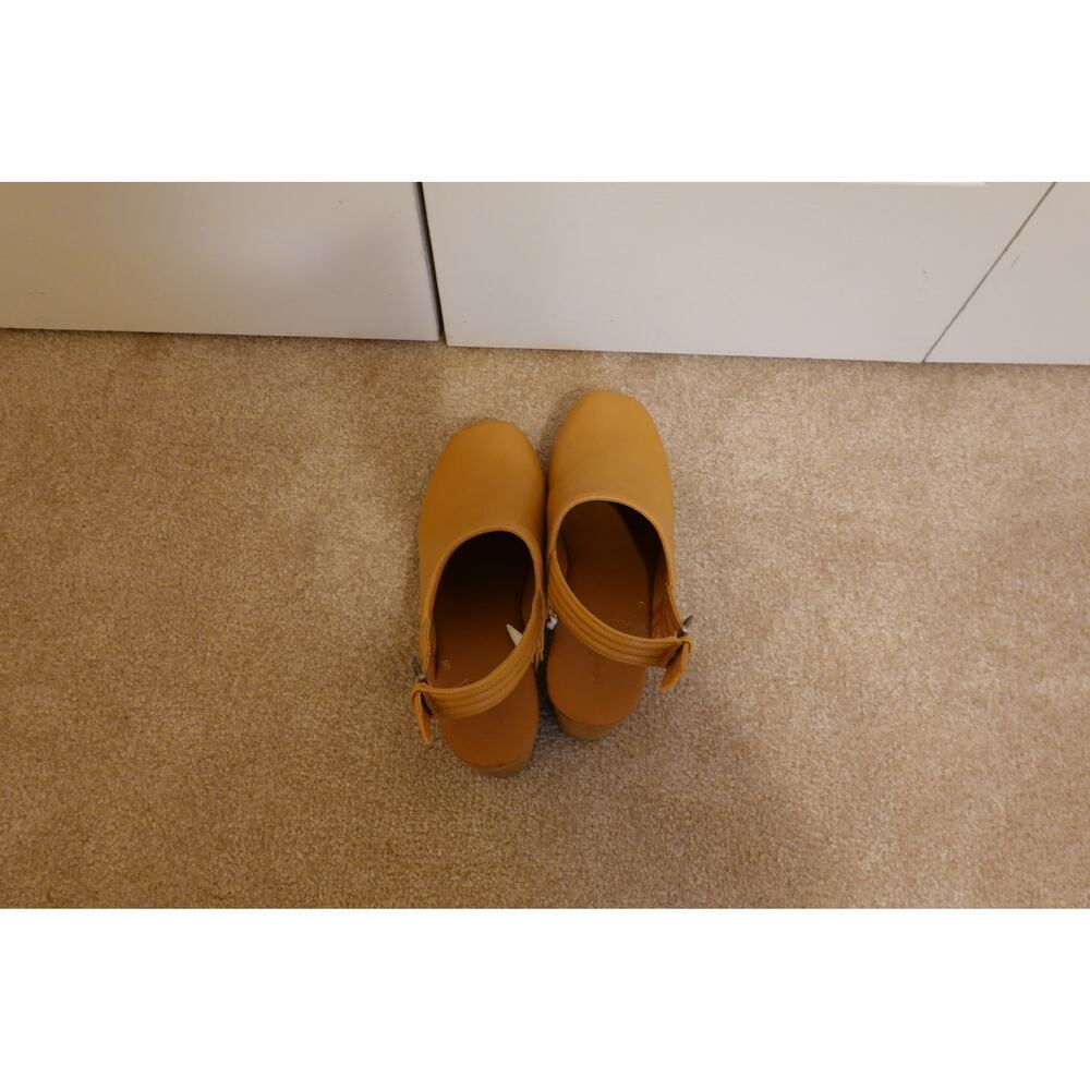 Universal Thread Size 9 Tan Clogs - image 5
